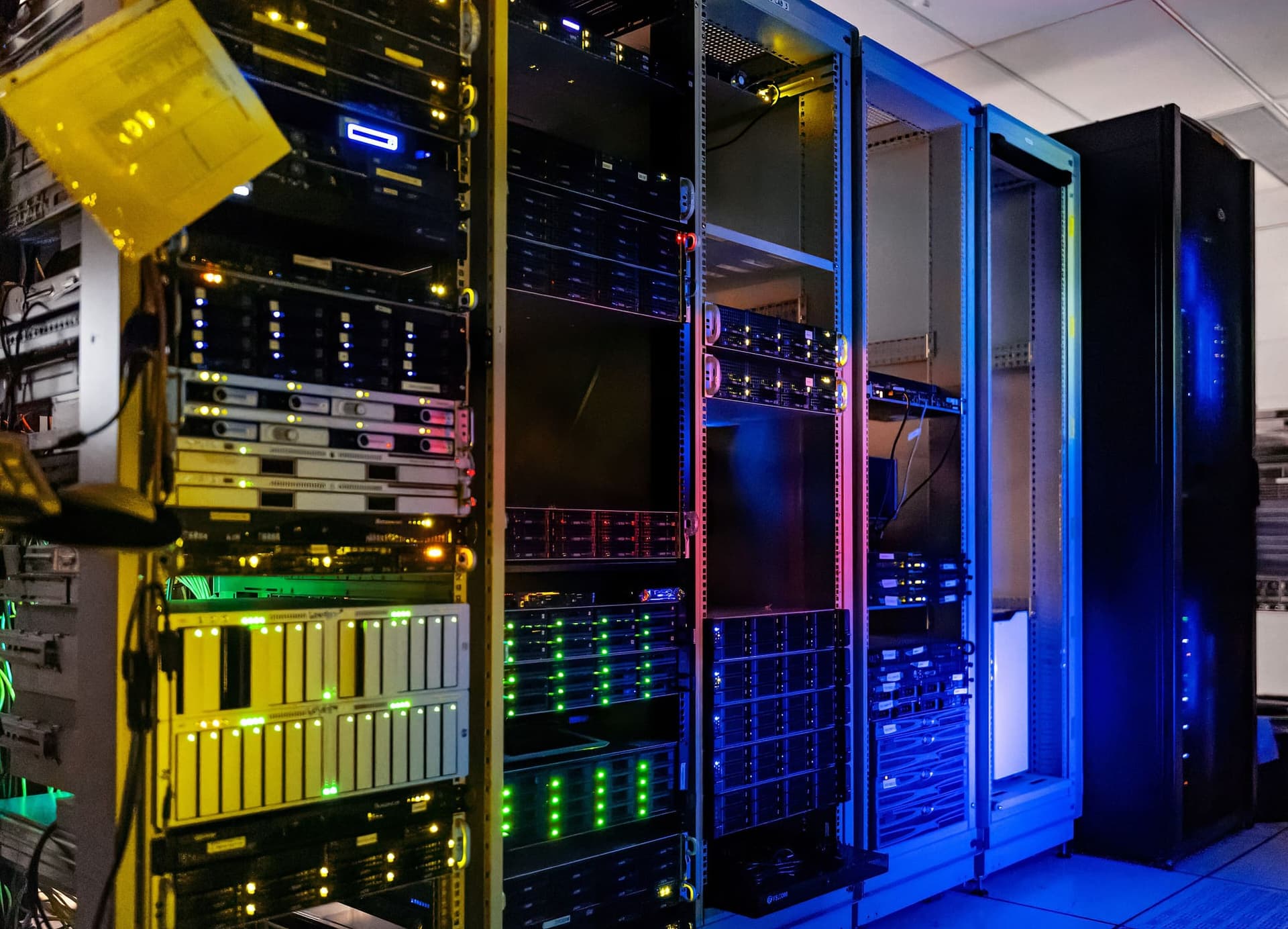 Rack di server con luci di stato accese in una sala tecnica