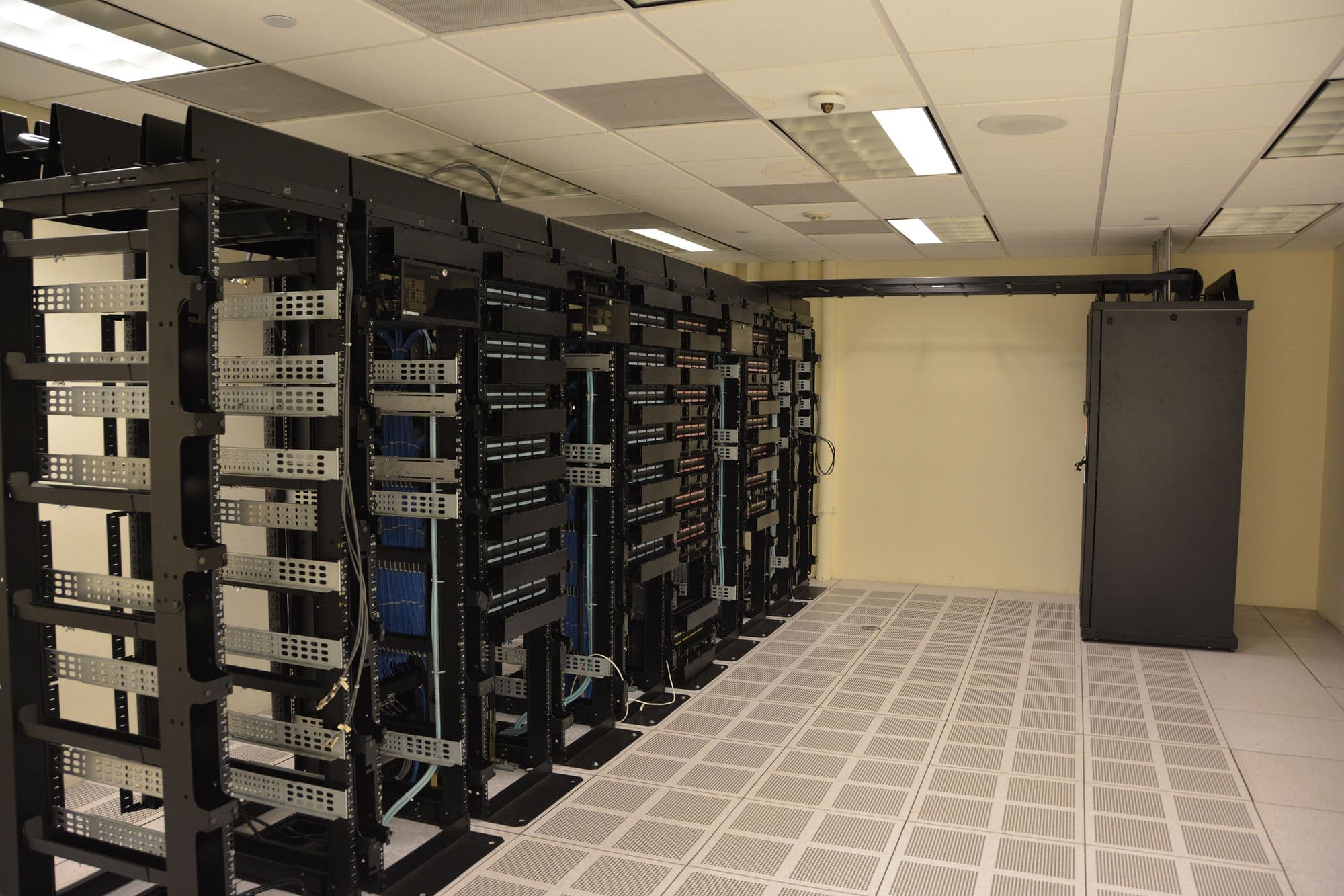 Sala server con file di rack e pavimento flottante