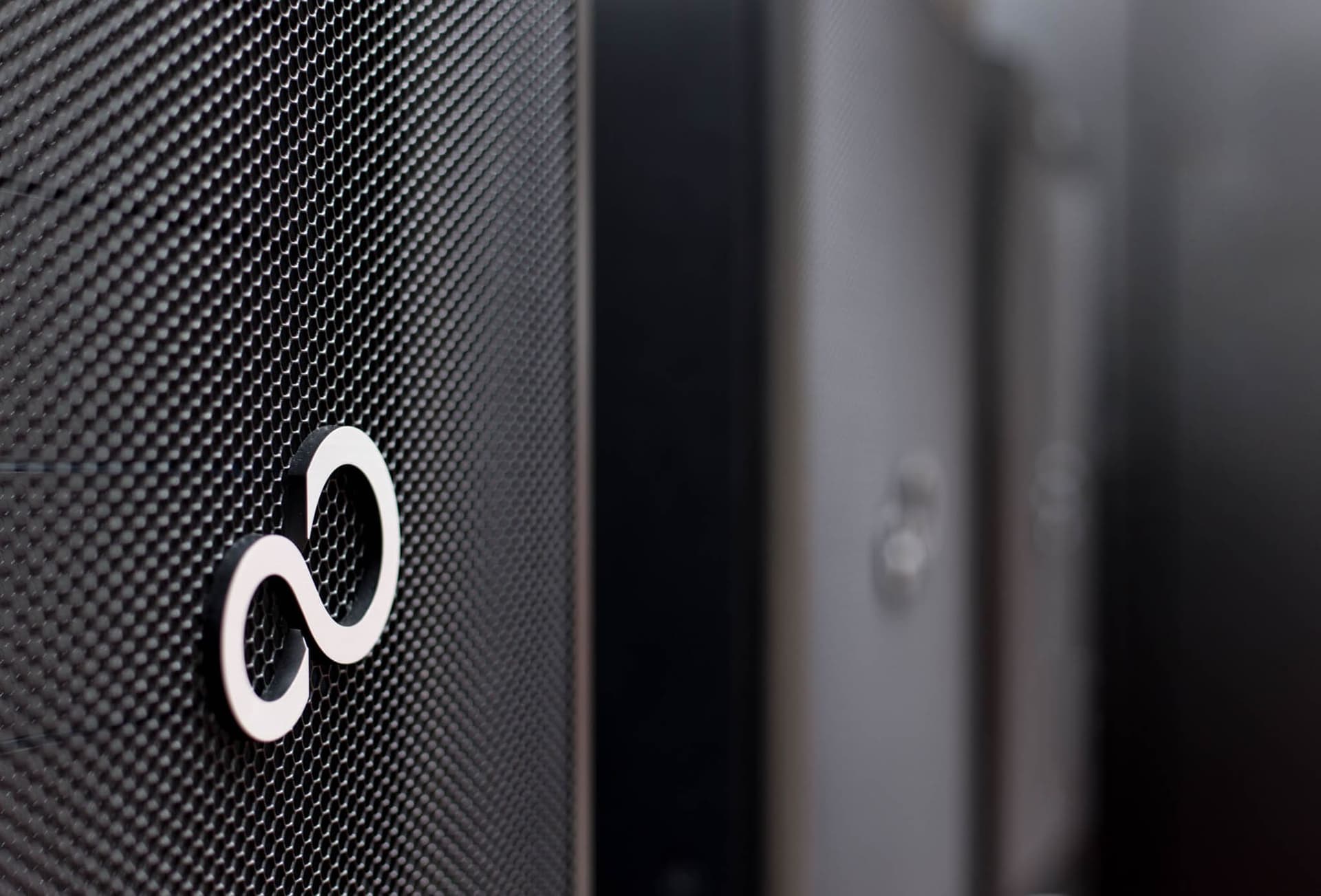 Armadio server in una sala tecnica aziendale con cavi di rete ordinati, a rappresentare un sistema di intelligenza artificiale che lavora dentro la rete interna senza collegarsi a Internet.