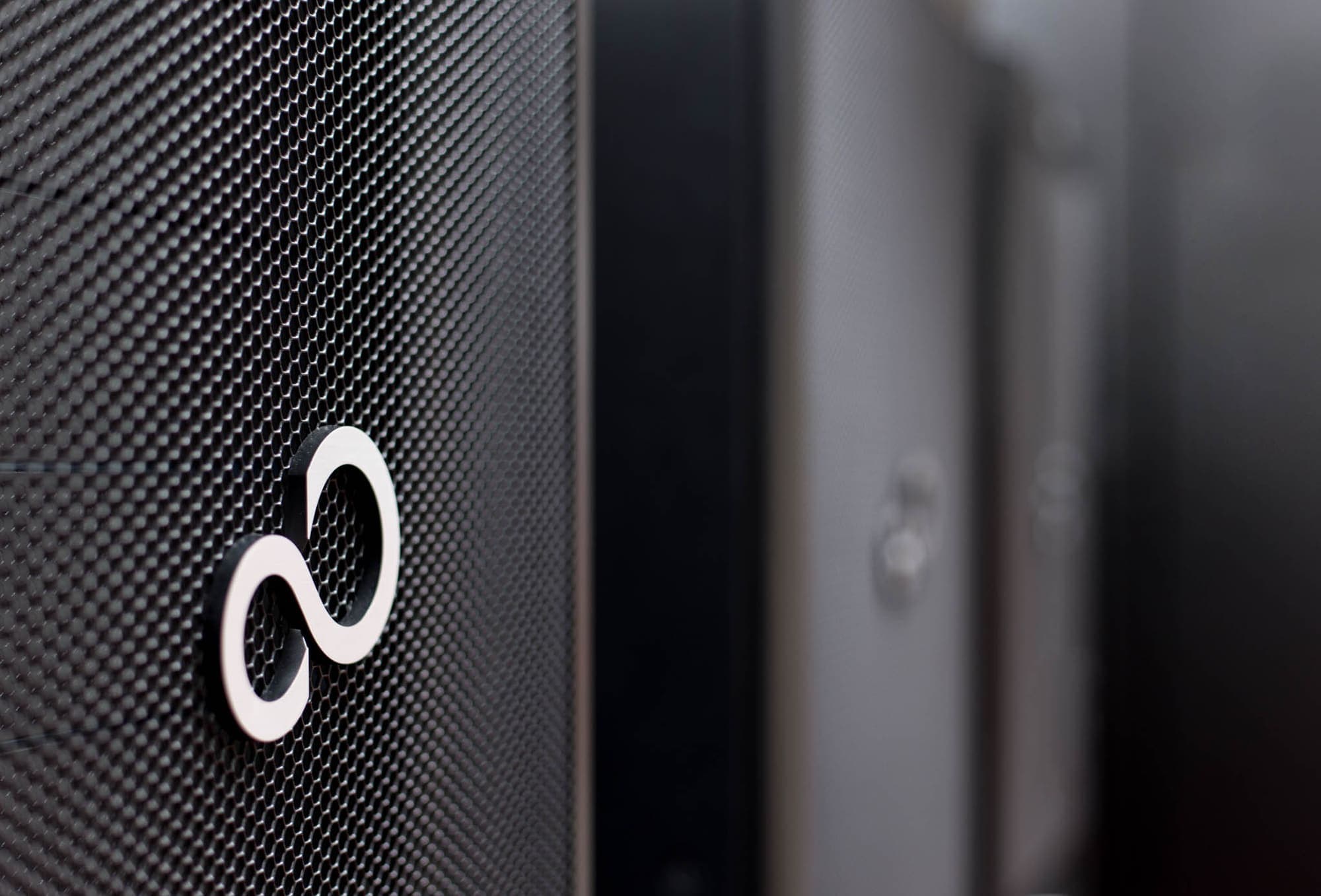 Armadio server in una sala tecnica aziendale con cavi di rete ordinati, a rappresentare un sistema di intelligenza artificiale che lavora dentro la rete interna senza collegarsi a Internet.